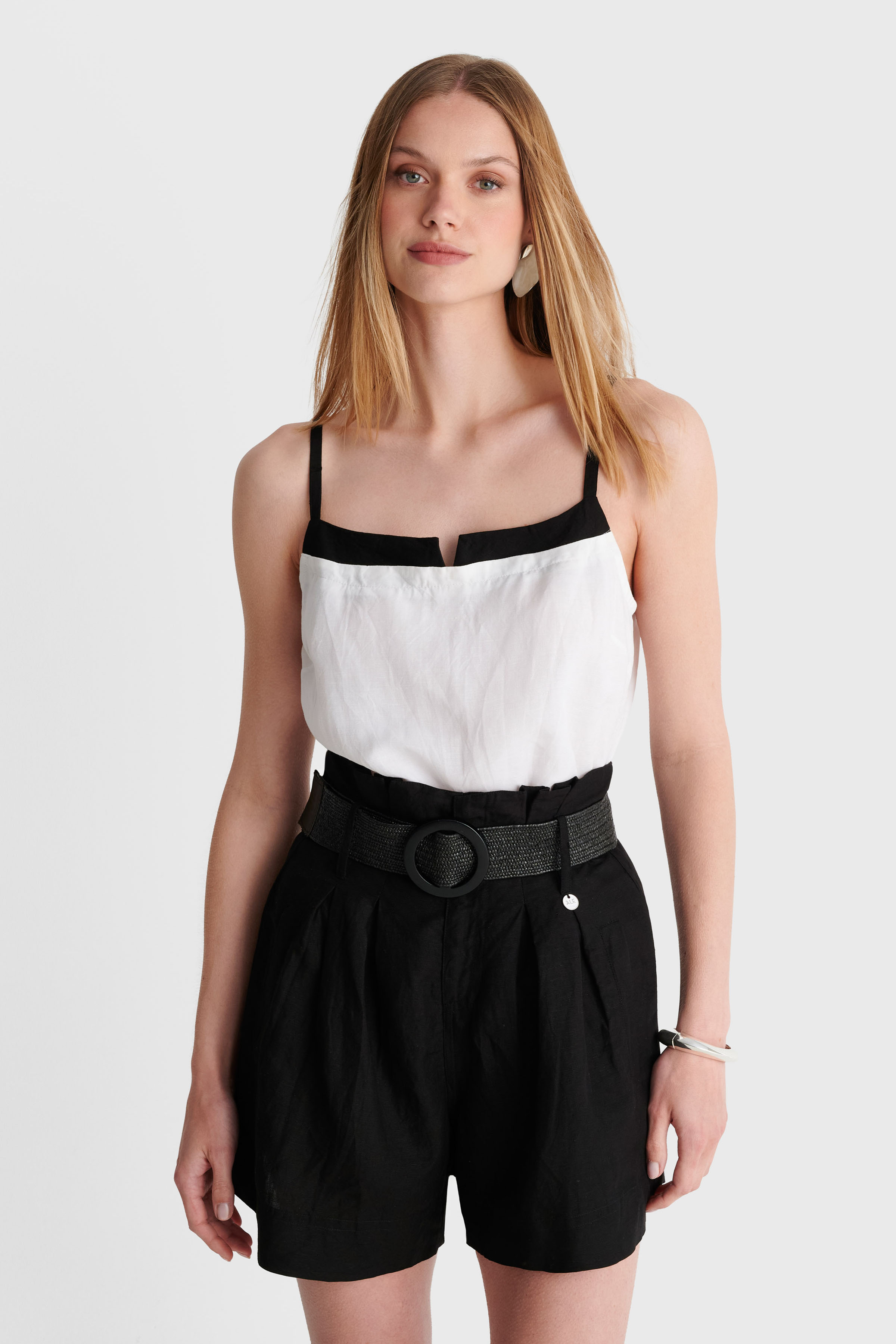 Plain shorts with pleats and belt - Black