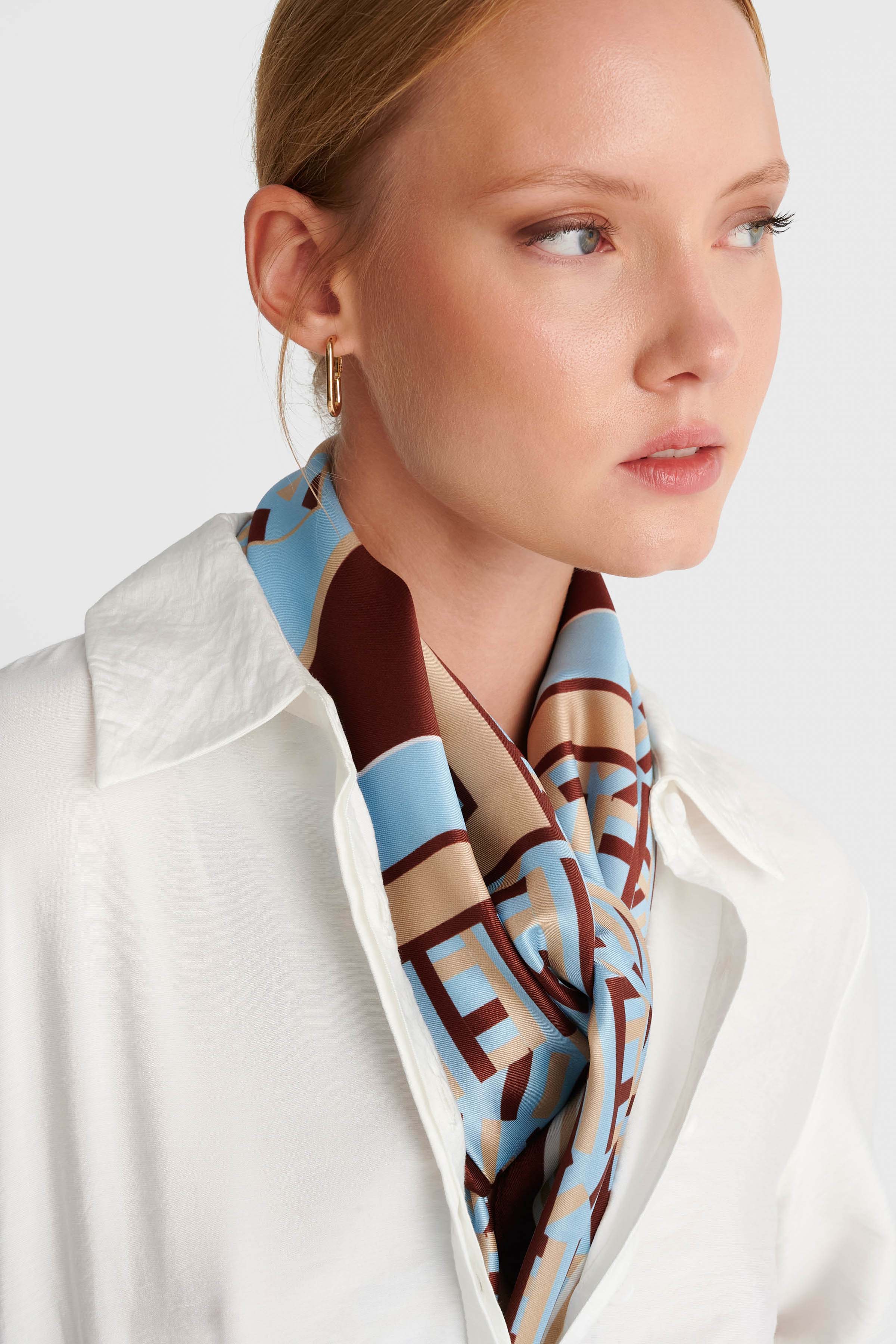 Satin scarf with a geometric pattern - Blue