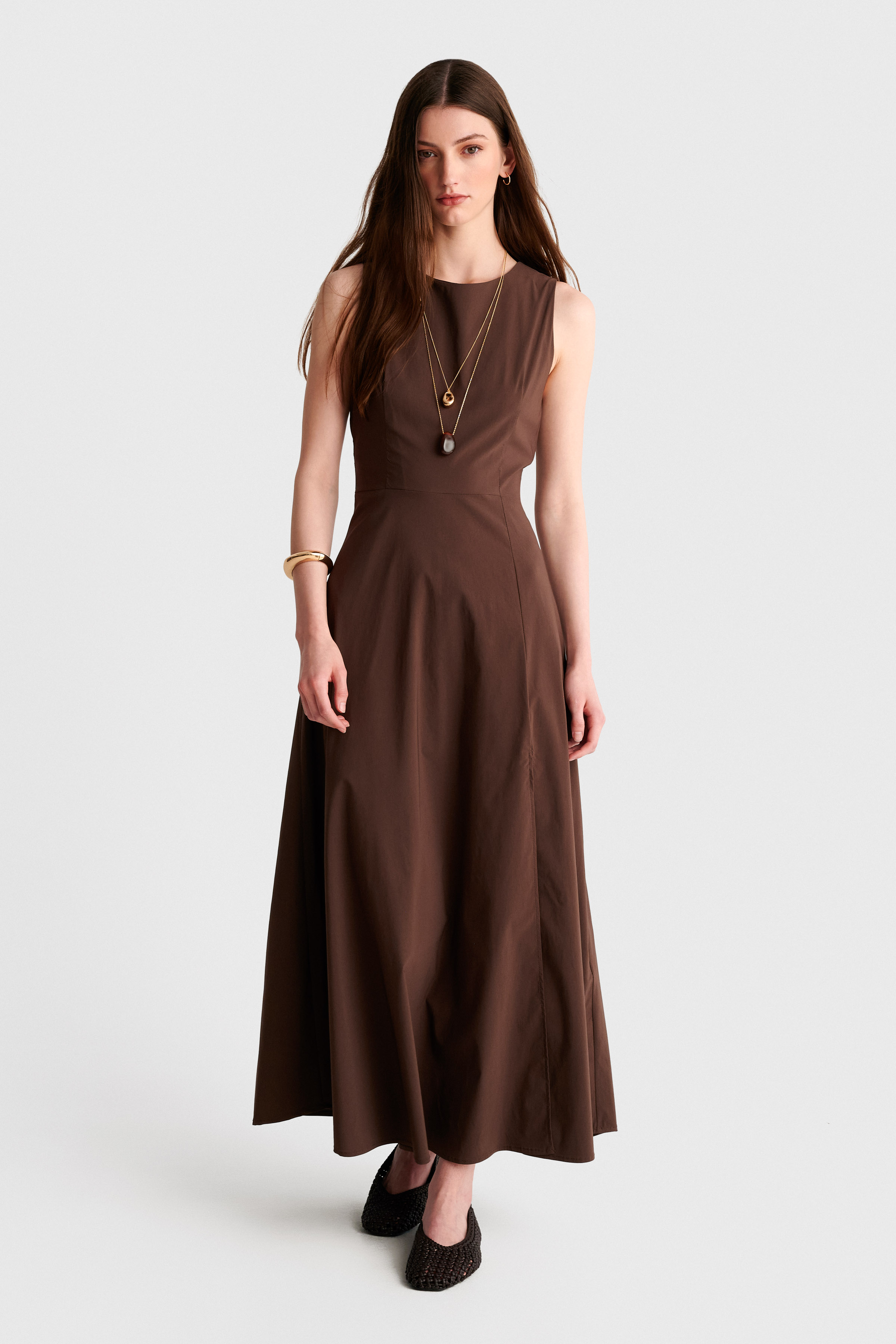 Sleeveless satin-effect maxi dress - Brown