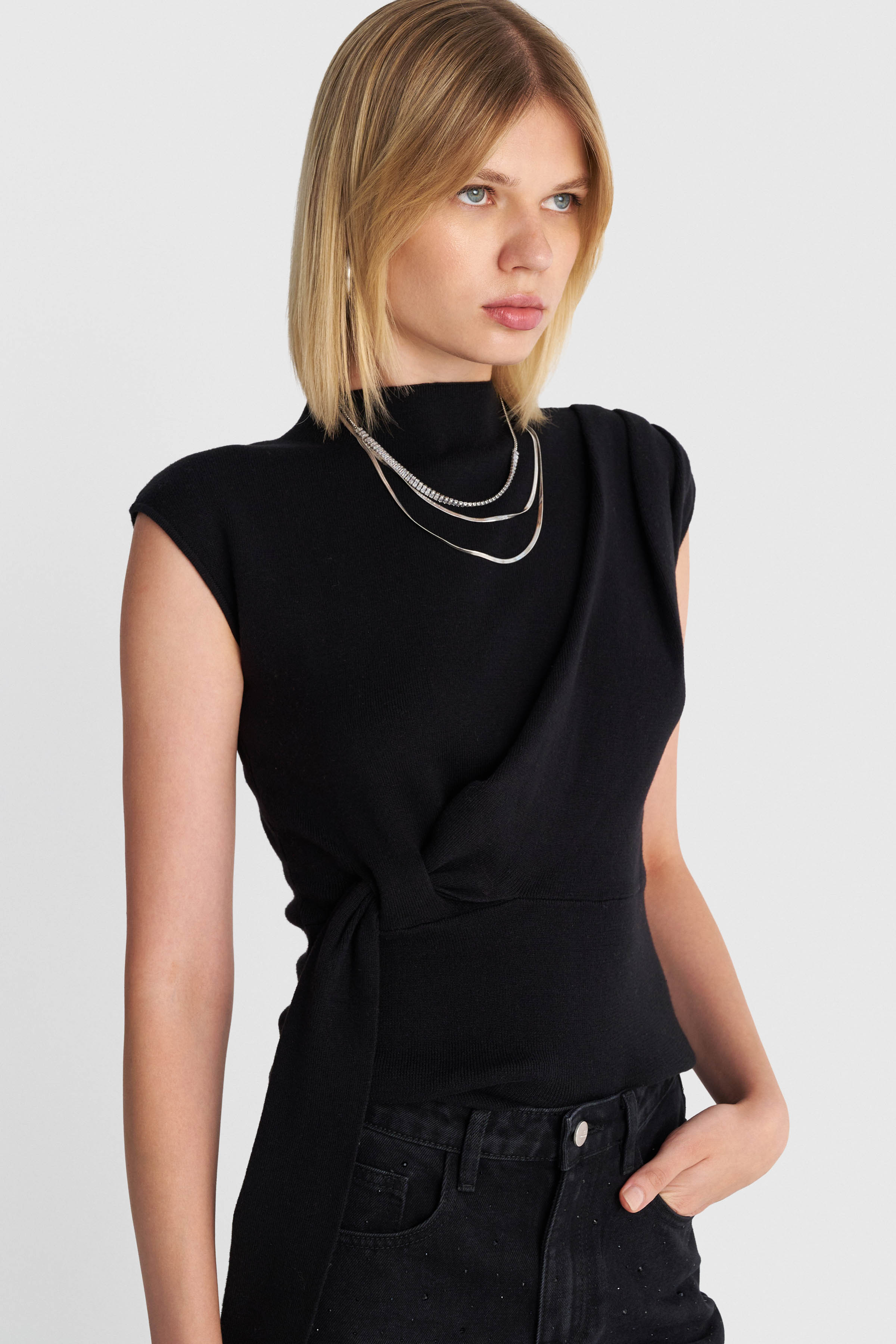 Sleeveless knit top with tie detail - Black