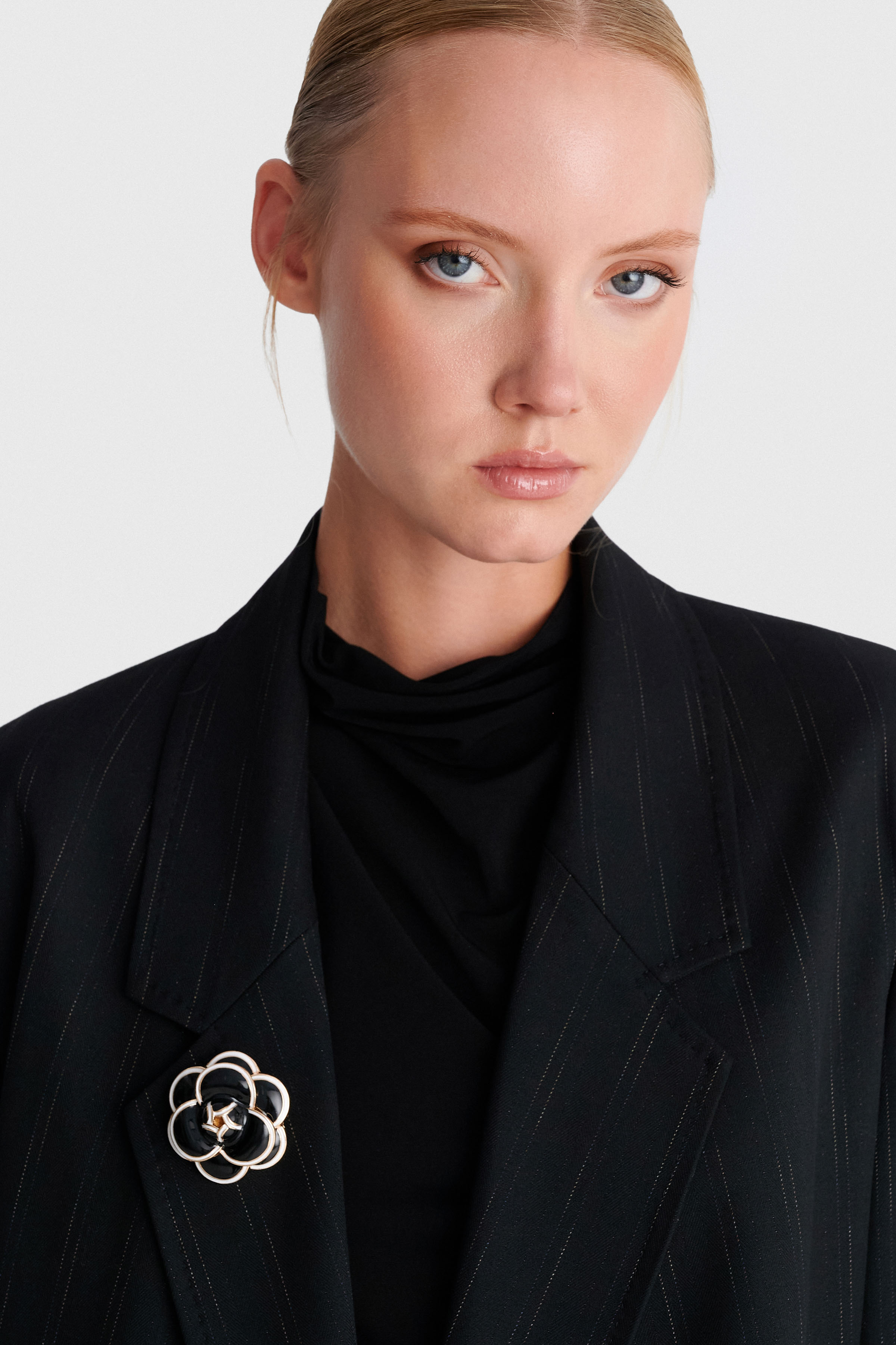 Flower-shaped brooch - Black