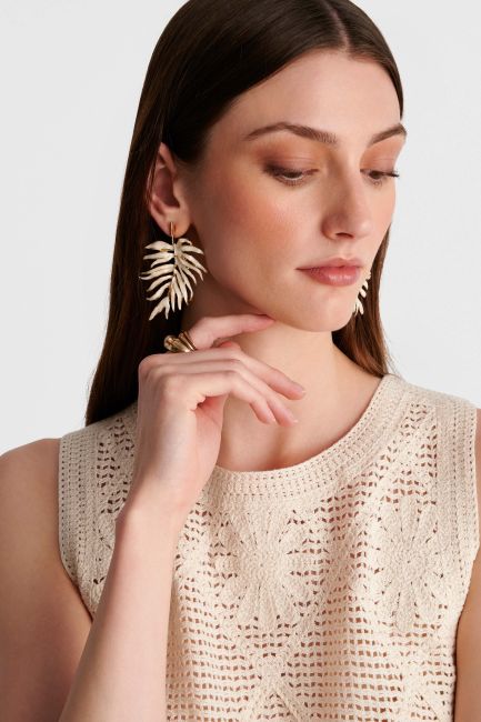 Pearl leaf earrings with gold detail - White