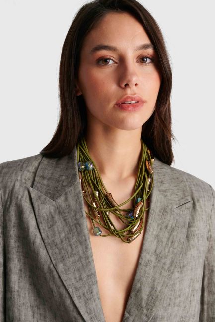 Long necklace with metal accents - Green