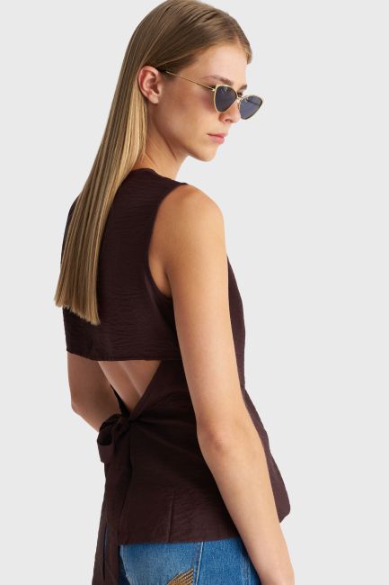 Sleeveless shirt with open back - Brown