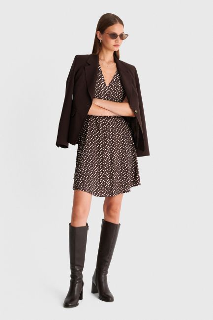 Sleeveless polka-dot mini dress with belt - Brown