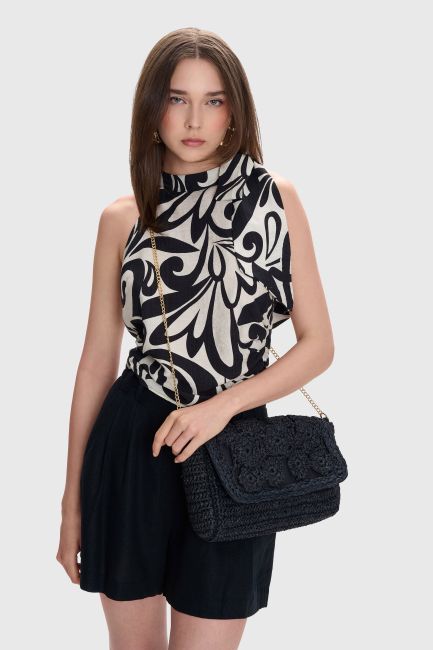 Straw bag with gold chain - Black