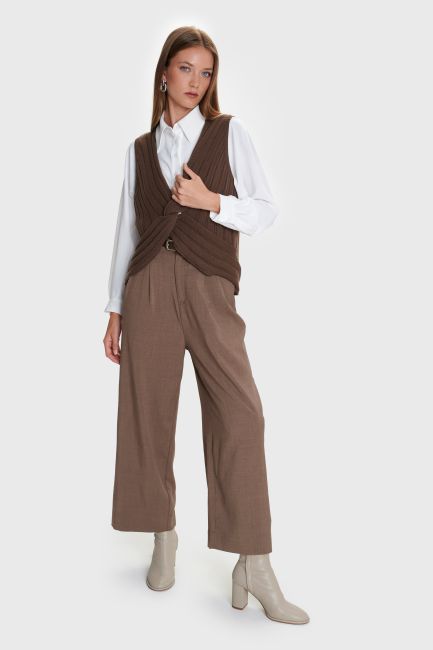 Sleeveless knitted vest - Brown