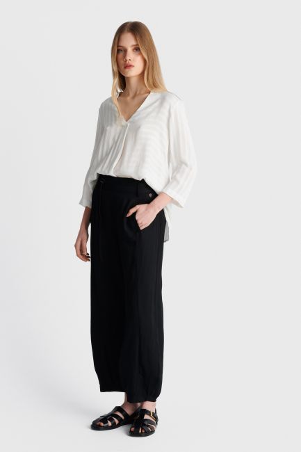 Trousers in loose fit - Black